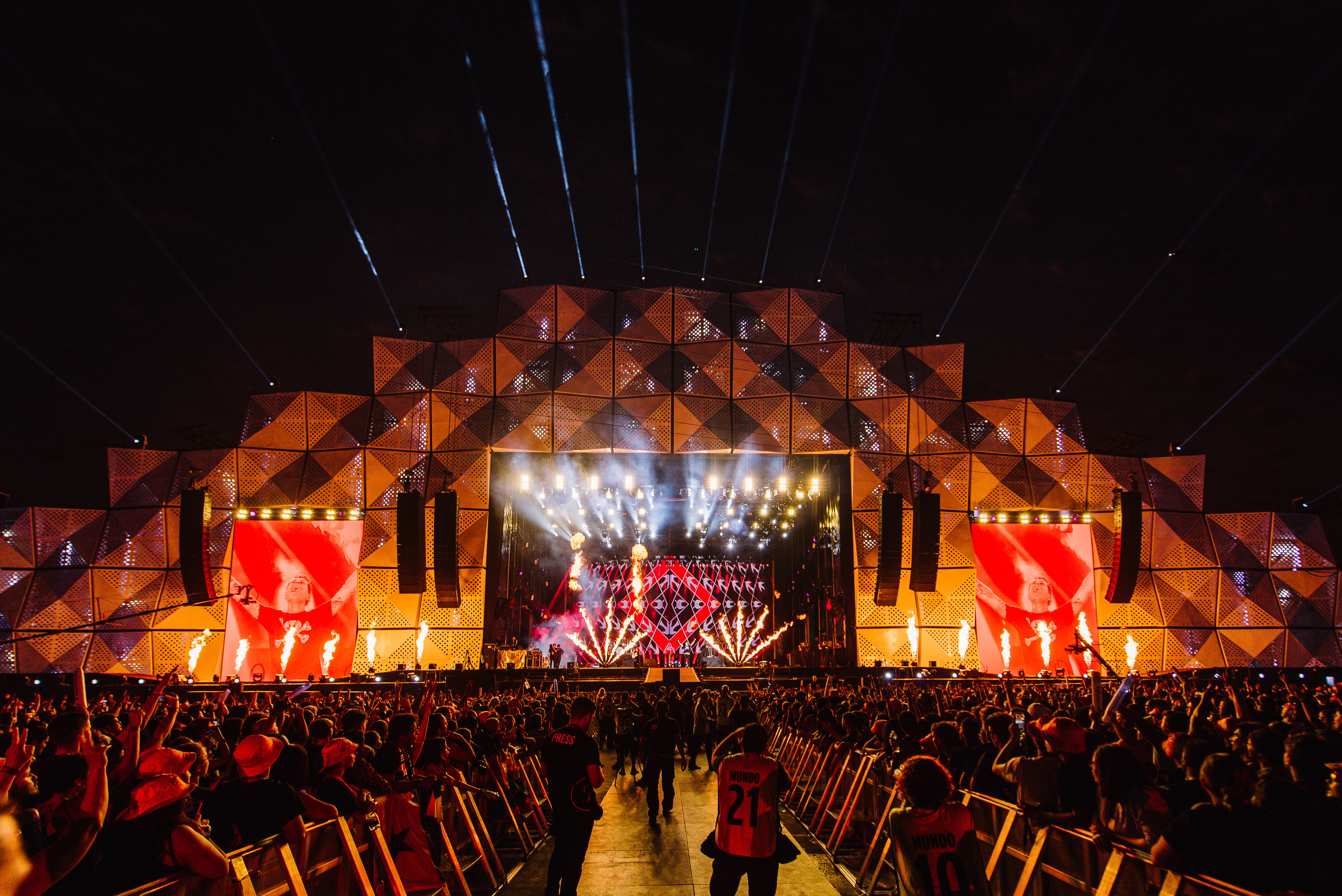 Capital Inicial em show da turnê para plateia lotada